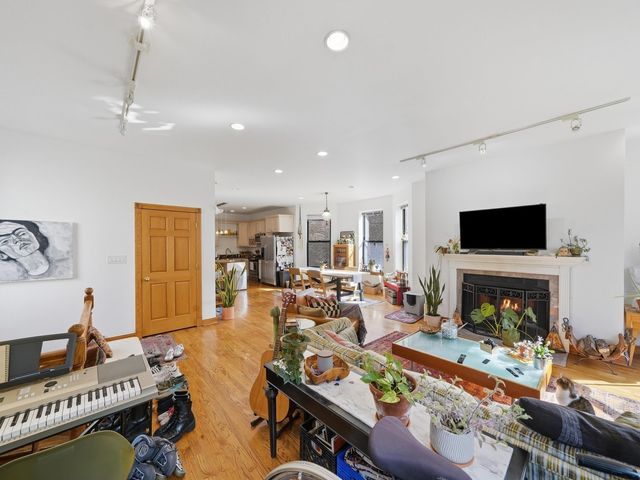 3244 W Potomac Avenue, Chicago, IL 60651
