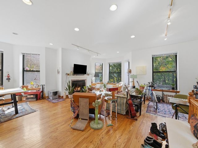 3244 W Potomac Avenue, Chicago, IL 60651