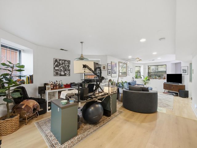 3244 W Potomac Avenue, Chicago, IL 60651