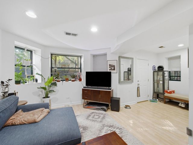 3244 W Potomac Avenue, Chicago, IL 60651