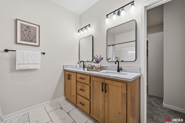 711 Terrace View Drive, Lincoln, NE 68372