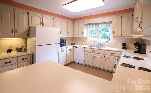 417 Stonecroft Drive SE, Lenoir, NC 28645