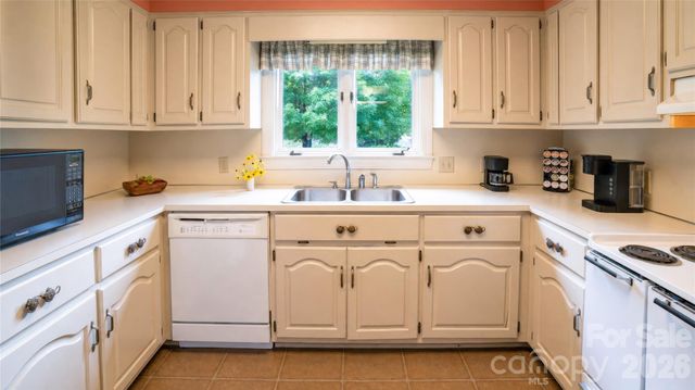 417 Stonecroft Drive SE, Lenoir, NC 28645