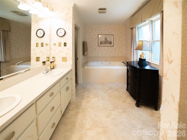 417 Stonecroft Drive SE, Lenoir, NC 28645