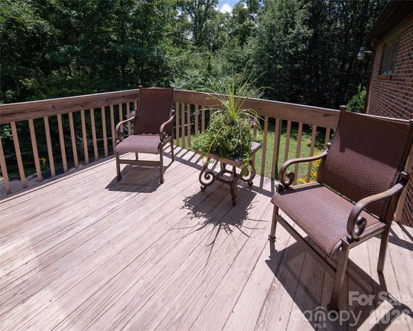 417 Stonecroft Drive SE, Lenoir, NC 28645