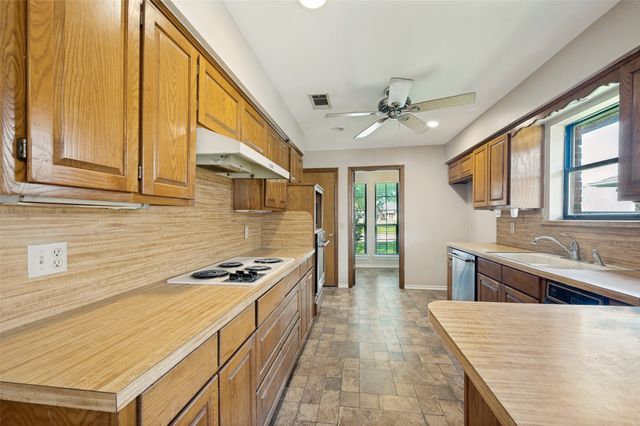 2505 Copper Creek Lane, Carrollton, TX 75006