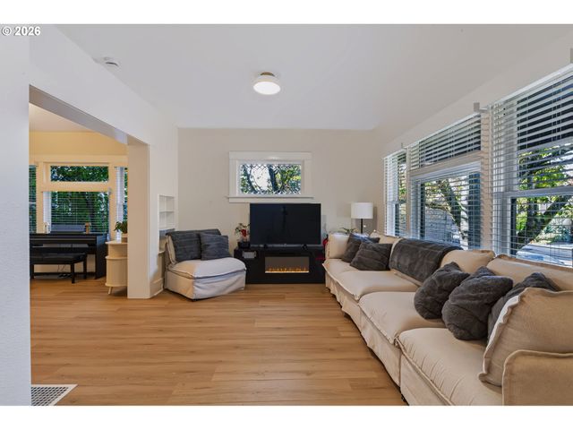 716 N ALBERTA St, Portland, OR 97217