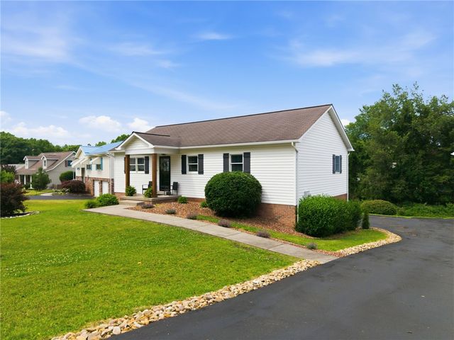 101 Caitlin Ct, Hunker, PA 15639