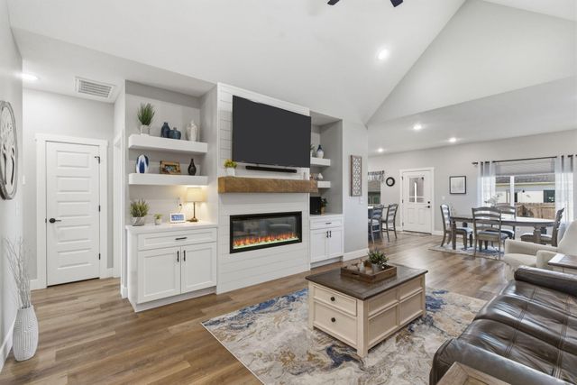 183 E Cowling Street, Republic, MO 65738