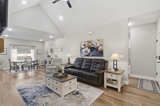 183 E Cowling Street, Republic, MO 65738