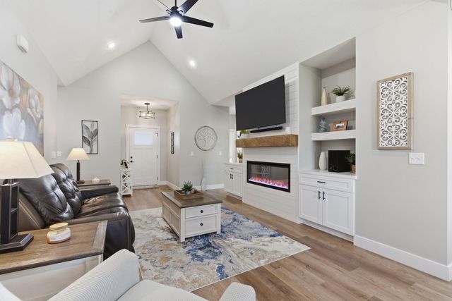 183 E Cowling Street, Republic, MO 65738