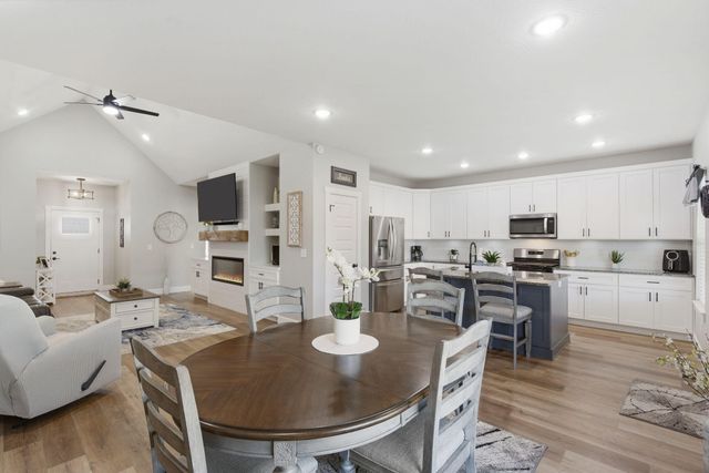 183 E Cowling Street, Republic, MO 65738