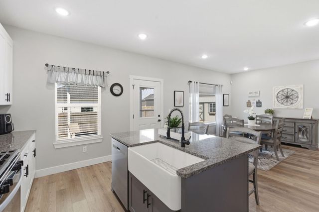 183 E Cowling Street, Republic, MO 65738