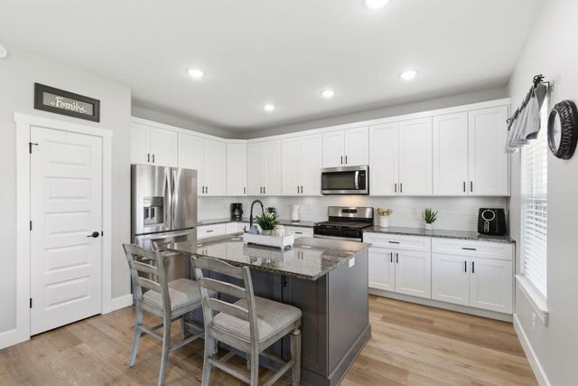 183 E Cowling Street, Republic, MO 65738