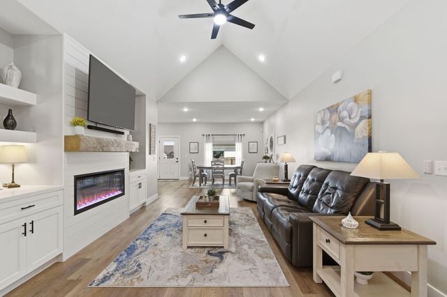 183 E Cowling Street, Republic, MO 65738