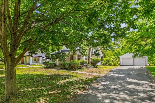 11131 SUNNYSLOPE Drive, Kansas City, MO 64134