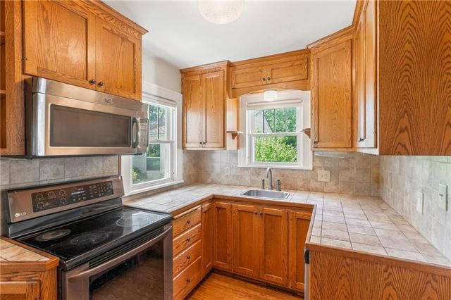 11131 SUNNYSLOPE Drive, Kansas City, MO 64134
