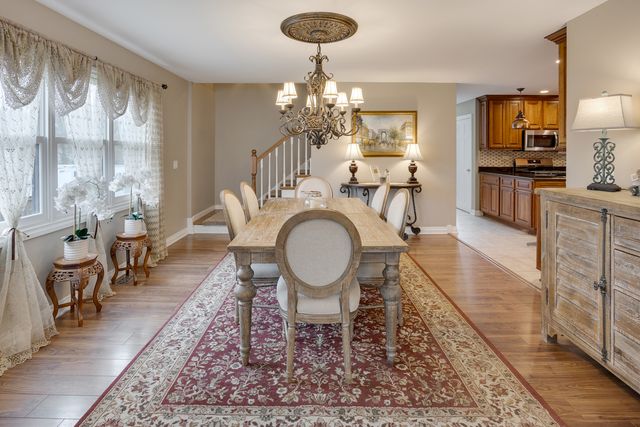 23w531 W Walnut Street, Roselle, IL 60172