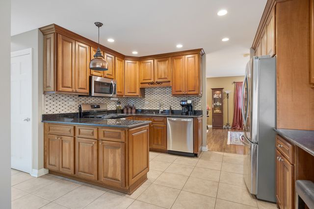 23w531 W Walnut Street, Roselle, IL 60172