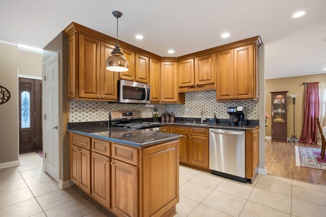 23w531 W Walnut Street, Roselle, IL 60172