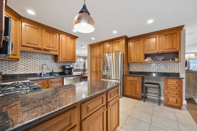 23w531 W Walnut Street, Roselle, IL 60172