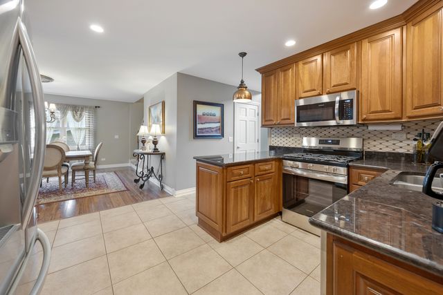 23w531 W Walnut Street, Roselle, IL 60172