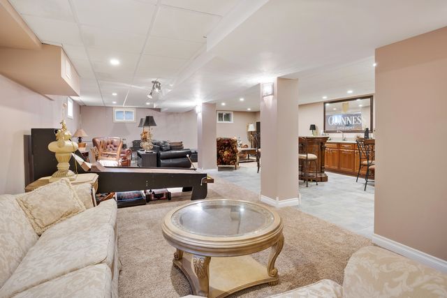 23w531 W Walnut Street, Roselle, IL 60172
