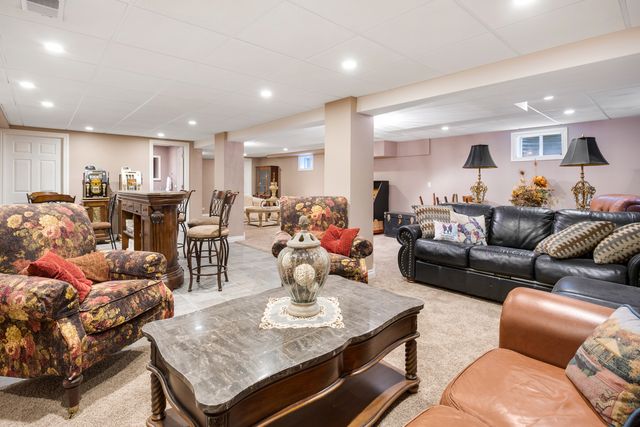 23w531 W Walnut Street, Roselle, IL 60172
