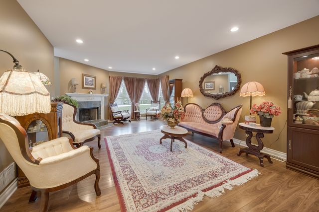 23w531 W Walnut Street, Roselle, IL 60172