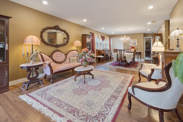 23w531 W Walnut Street, Roselle, IL 60172
