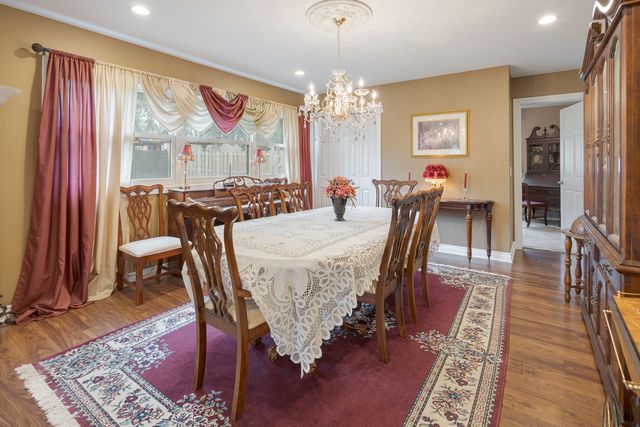 23w531 W Walnut Street, Roselle, IL 60172