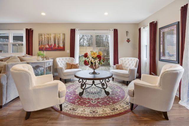 23w531 W Walnut Street, Roselle, IL 60172