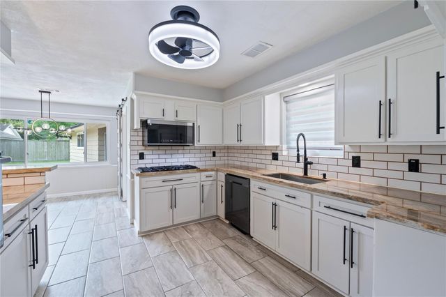 4034 Shady Springs Drive, Seabrook, TX 77586