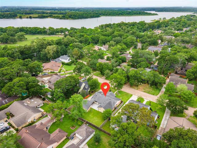 4034 Shady Springs Drive, Seabrook, TX 77586