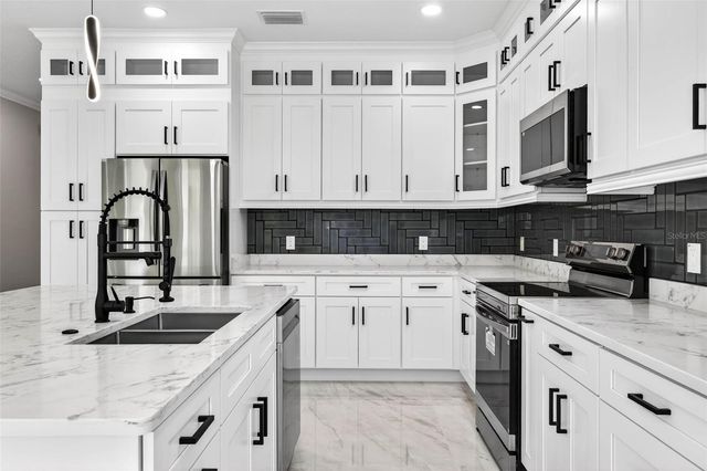 284 ROOSEVELT AVENUE, Masaryktown, FL 34604