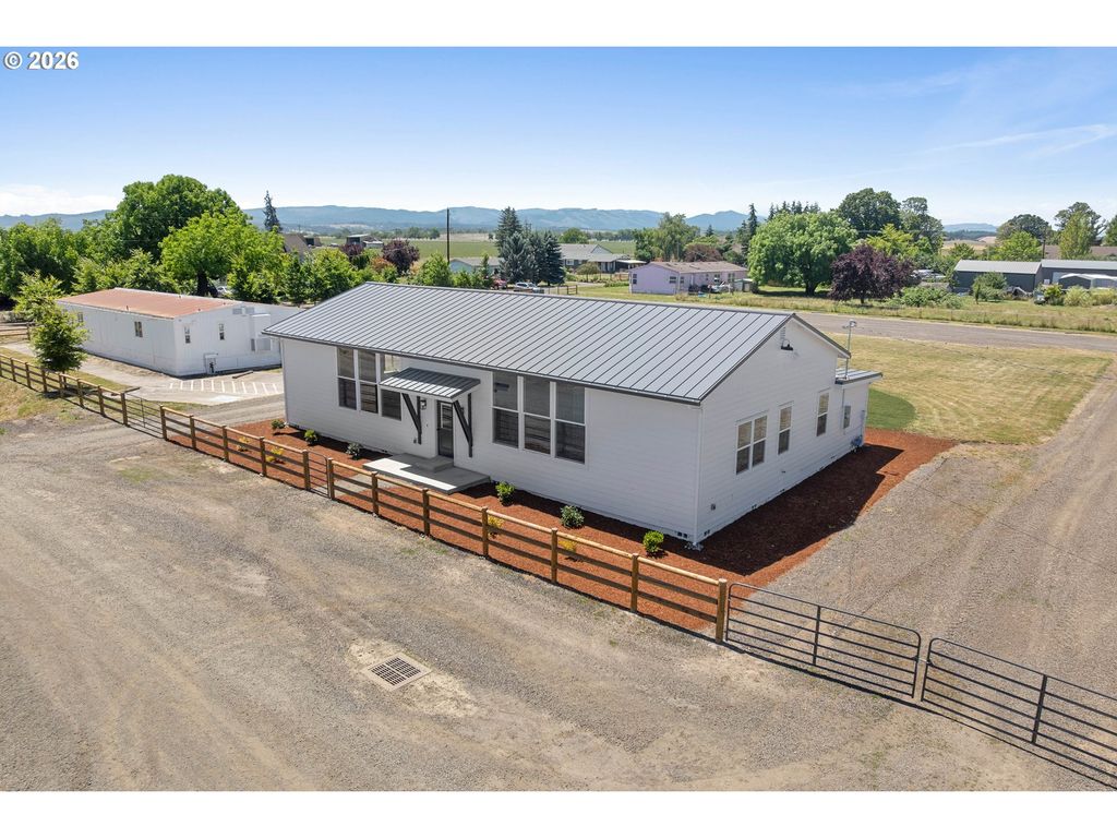 Image 1 of property listing at 9015 COMMUNITY CLUB Rd, Amity, OR 97101