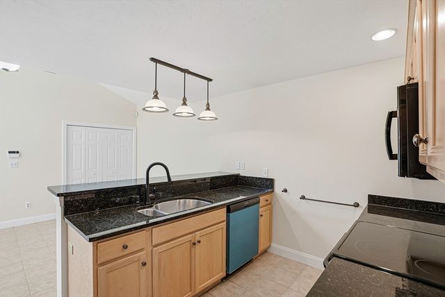 70 Orchard Meadow Dr 70, Shrewsbury, MA 01545