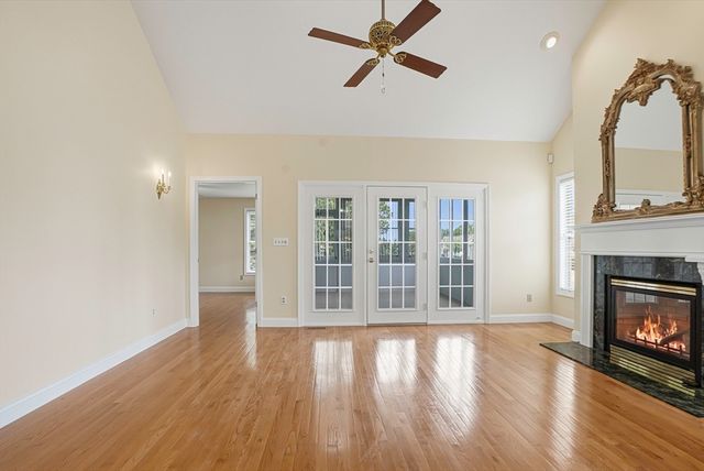 70 Orchard Meadow Dr 70, Shrewsbury, MA 01545
