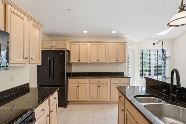70 Orchard Meadow Dr 70, Shrewsbury, MA 01545