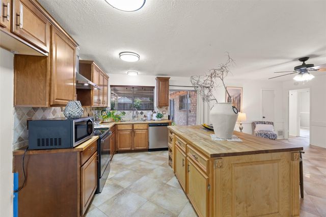 6714 Canyon Way Drive, Houston, TX 77086