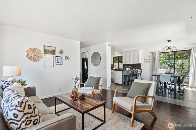 1205 S 236th Place, Des Moines, WA 98198