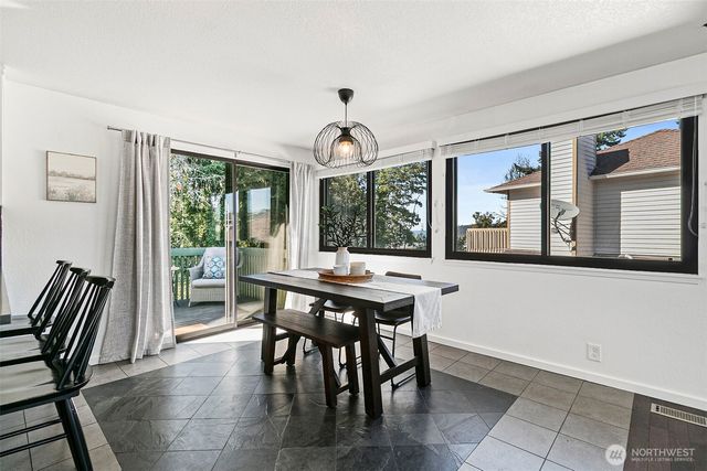 1205 S 236th Place, Des Moines, WA 98198