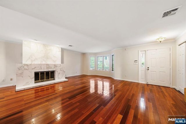 5 Kings Court 5, Fort Lee, NJ 07024