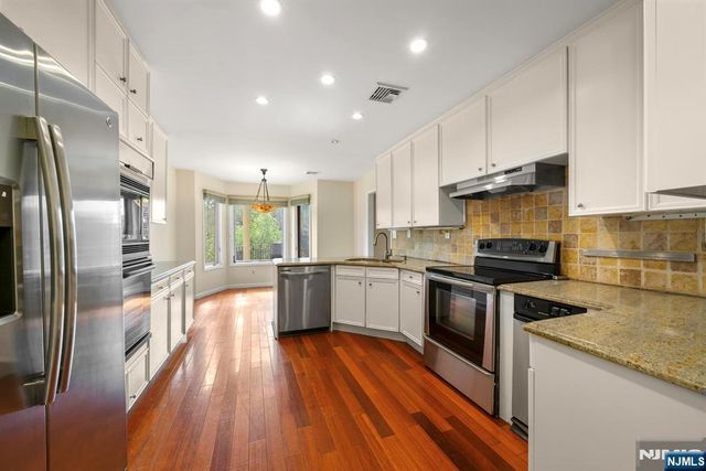 5 Kings Court 5, Fort Lee, NJ 07024