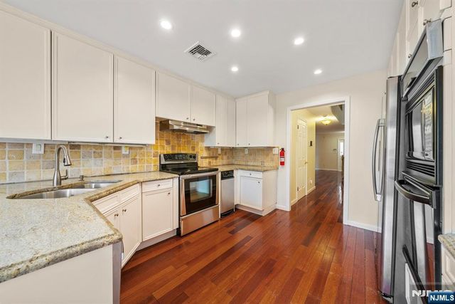 5 Kings Court 5, Fort Lee, NJ 07024