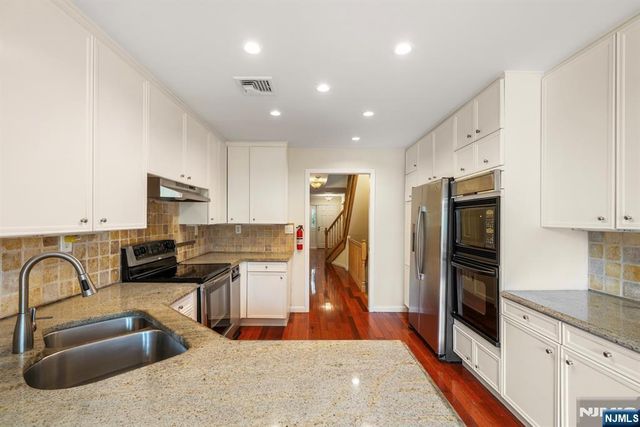 5 Kings Court 5, Fort Lee, NJ 07024