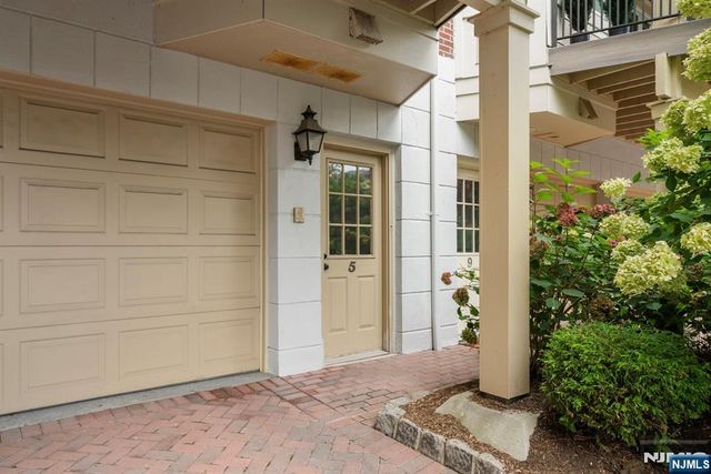 5 Kings Court 5, Fort Lee, NJ 07024