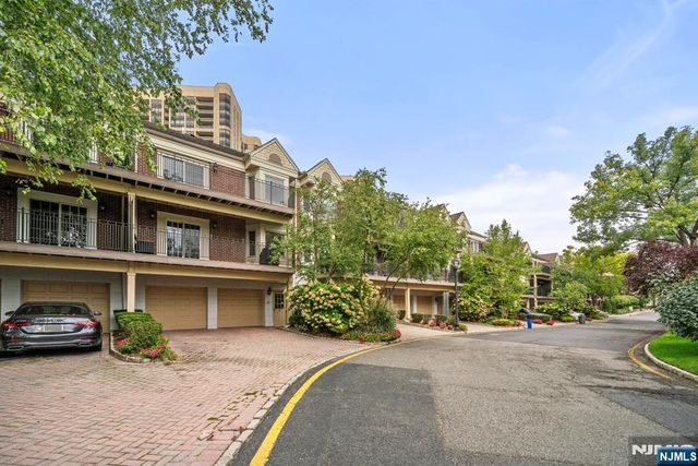 5 Kings Court 5, Fort Lee, NJ 07024