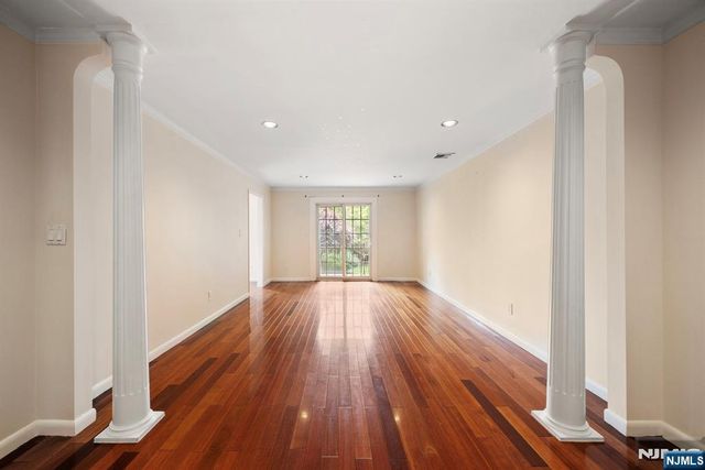 5 Kings Court 5, Fort Lee, NJ 07024