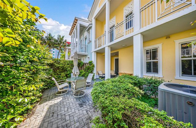 10711 NW 75th Ln, Doral, FL 33178